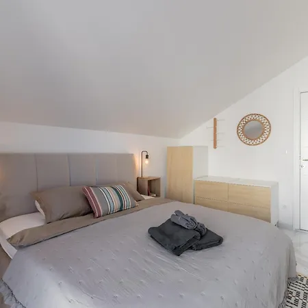 Penthouse Vanda Sutivan