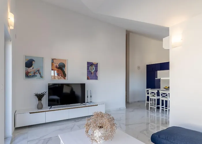 Penthouse Vanda Sutivan